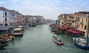 Eén van de belangrijkste kanalen voor waterverkeer in Venetië, het bijna 4 km lange Canal Grande, splitst de 118 eilanden die samen de stad vormen.

(Foto door Andrew Fung)