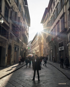 Para seniman mengeksplorasi jantung kota Florence, Italia.

(Foto oleh Alan Lee)