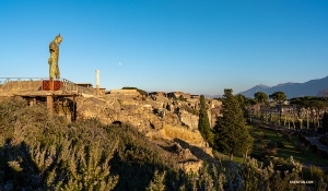 Uno scorcio della Pompei moderna da lontano. (Foto di Daniel Jiang)