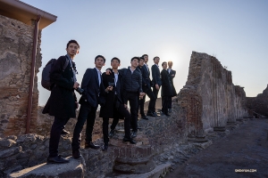 Para seniman berpose di reruntuhan yang terjaga dengan sangat baik dari kota Roma jaman kuno.

(Foto oleh William Li)