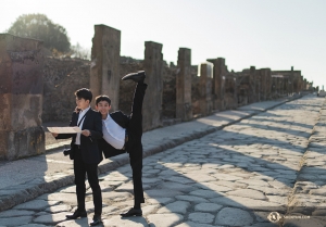 Dansarna som gör flera saker samtidigt: William Li (till vänster) och Jeff Sun. 

(Foto: dansaren Daniel Jiang)