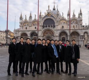 Para penari menangkap momen di depan Basilica.

(Foto oleh William Li)