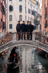 Les danseurs s’arrêtent sur l’un des 400 ponts que compte Venise, alors qu’au-dessous passe une gondole (Photo de William Li)