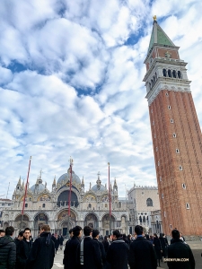 One of the most recognizable buildings in the city, the tall bell tower (St. Mark's Campanile), serves as a good meeting place—it's so easy to spot!

(Photo by Han Ye)