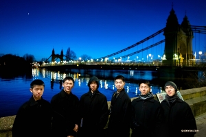 Dokładnie tak, w Londynie. Tancerze pozują na tle imponującego mostu Hammersmith Bridge, który obecnie jest otwarty dla pieszych, ale zamknięty dla zmotoryzowanych. Łączy brzegi Tamizy.