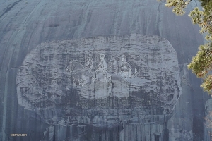 Die größte Basrelief-Skulptur der Welt (größer als ein Fußballfeld), die Confederate Memorial Carving, stellt drei Anführer der konföderierten Staaten des Bürgerkriegs dar (auf ihren Lieblingspferden): Präsident Jefferson Davis und die Generäle Robert E. Lee und Thomas J. „Stonewall“ Jackson. (Foto: Fu TzuYuan)