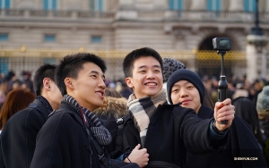(De gauche à droite) les danseurs Joe Zhang, Jeff Chuang et Bingji Jin prennent la photo parfaite. (Photo de Joey Chou).