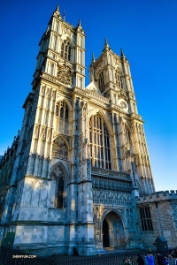 Die Gruppe besucht die Westminster Abbey, die seit Jahrhunderten der bevorzugte Ort für Königskrönungen und Hochzeiten ist. (Foto: Tony Xue)