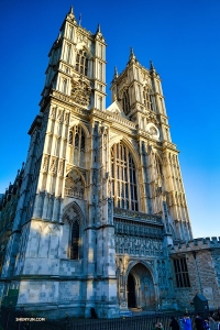 De groep bezoekt de Westminster Abdij, de locatie waar eeuwenlang koninklijke kroningen en bruiloften werden gehouden. (Foto door Tony Xue)