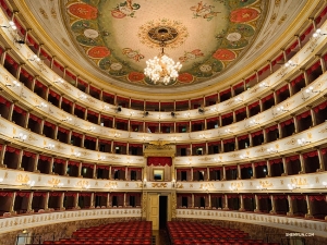 La Shen Yun Touring Company savoure quatre représentations à guichet fermé dans le superbe Teatro Comunale Luciano Pavarotti à Modène en Italie (Photo de Han Ye).
