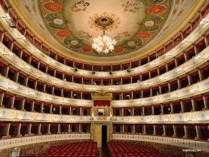 Shen Yun Touring Company geniet van vier uitverkochte optredens in het prachtige Teatro Comunale Luciano Pavarotti in Modena, Italië. (Foto door Han Ye)