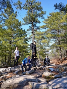 Dansaren Jim Chen (överst till vänster), incipient Lawrence Chang (vänster) och dansarna Kenji Kobayashi (övre mitten), Kelvin Diao (mitten) och Roy Chen (höger) från Shen Yun New Era Company utforskar de natursköna omgivningarna i parken . (Foto: Fu TzuYuan)