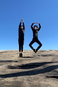 Gissa vilket år Shen Yun New Era Company bildades? Dansarna Eva Su och Linjie Huang ger en ledtråd. (Foto: solistdansare Kaidi Wu)  