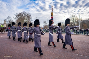 Vaktavlösningen framför Buckingham Palace väcker mycket uppmärksamhet. Dessa helt stridsklara soldater håller en 45-minuters ceremoni när den nya gruppen av vakter tar över. (Foto: Tony Xue)