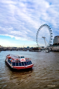 Istnieje wiele sposobów na zwiedzanie Londynu. London Eye (w oddali) zapewnia pełną panoramę miasta z dużej wysokości (tancerz Tony Xue)