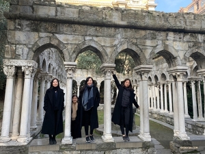 (Van links naar rechts) Chelsea Xian, Yarou Liao, Crystal Ho, en Jenny He staan tussen de kloostergangen die zijn overgebleven van een klooster uit de 12e eeuw in Genua, Italië. (Foto door Han Ye)