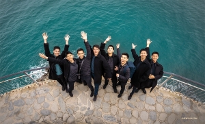 Olá da Shen Yun Touring Company em Cinque Terre, Itália! (Foto de William Li)
