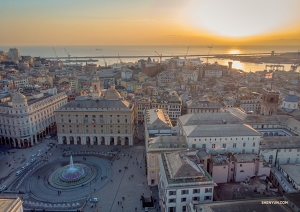 Genua, Italien in der Abenddämmerung. (Foto: Tänzer Andrew Fung)