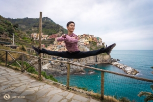 Dancer Jeff Sun relaxing midair and enjoying the view. (Photo by William Li)