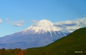 Entretemps, la compagnie Shen Yun New York découvre le Mont Fuji au Japon. Il n'a pas fait irruption depuis 1707-phew ! (Photo de Tony Zhao)