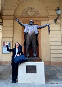 La joueuse de pipa Miao Tzu devant la statue de Pavarotti après la dernière représentation à Modène. (Photo de Rachael Bastick)