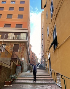 Une danseuse en randonnée dans une ruelle escarpée de la ville.