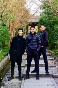 Os dançarinos Felix Sun, Chad Chen e Henry Hong nos terrenos próximos a Kōdai-ji (高 台 寺), um templo construído em 1606 por uma freira para orar por seu falecido marido. Que devoção! (Foto de Tony Zhao)