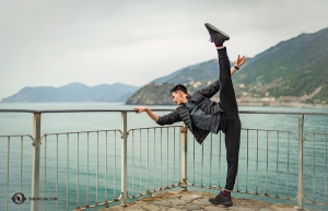 Danser Eric Wang tuurt over de rand naar de oceaan. (Foto door Daniel Jiang)