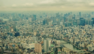 Diselesaikan pada tahun 2012, Tokyo Skytree adalah menara tertinggi di dunia. Berdiri di 2.080 kaki, hotel ini menyediakan pemandangan kota yang luas. (Foto oleh penari Henry Hong)