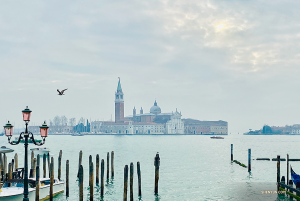 Venesia terlihat dari seberang lautan. (Foto oleh soprano Rachael Bastick)