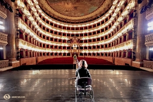 Qi Xiaochun, soliste d'erhu, se prépare pour vérifier le son lors de la mise en place au Teatro di San Carlo à Naples en Italie. (Photo de Rachael Bastick)