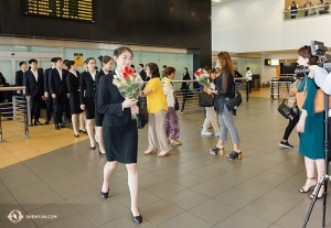 神韻舞蹈演員們在機場受到熱烈歡迎。