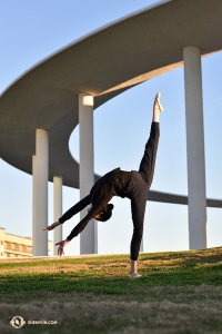 Jiayuan Yang of Shen Yun North America Company does a chuai yan (swallow kick) outside the Long Center for the Performing Arts in Austin, Texas. (Photo by Emily Pan)