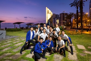 Photo de groupe alors que le soleil disparait à l'horizon. (Photo de Tony Xue)