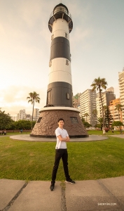 Qianyong Ren in La Marina, een werkzame vuurtoren die vanaf 18 zeemijlen afstand te zien is. (Foto door Monty Mou)