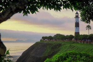 Le premier jour, le groupe se rend sur la côte de Lima pour dîner et admirer le coucher de soleil. Voici une prise de vue du phare de La Marina. (Photo de Steve S)