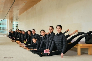 Nel frattempo, le ballerine della Shen Yun World Company si scaldano nella hall dell'Overture Center for the Arts a Madison, nel Wisconsin. (Foto di Regina Dong)