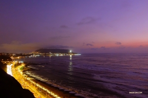 Lichter an einem peruanischen Strand. Was für ein toller Start in Peru. Jetzt ist es an der Zeit, sich auf die erste von vier Vorstellungen vorzubereiten. (Foto: Jeff Chuang)