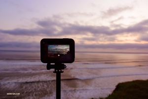 Menembak rekaman timelapse dari pemandangan laut. (Foto oleh Jeff Chuang)