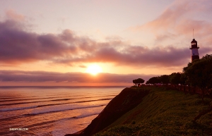 Epicki zachód słońca na Oceanie Spokojnym. (Jeff Chuang)
