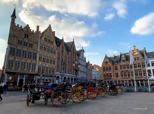 Vervolgens gaan ze naar de Markt van Brugge, een bruisend plein in het hart van de stad. (Foto door Han Ye)