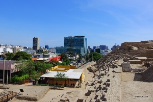 Cette photo souligne le contraste entre la ville de Lima il y a 1500 ans et celle d’aujourd’hui, moderne et développée. (Photo de Jeff Chuang)