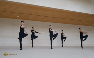 Danser Ben Chen maakt in de open ruimte van Overture Hall foto's van de dansers tijdens de dagelijkse dansrepetitie.