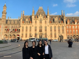 Alors qu’elles sont en Belgique, les violonistes Yarou Liao, Kristy Kou, Jenny He et Julia Zhu, membres de la Shen Yun Touring Company visitent la place du Bourg, l’une des places principales de Bruges. (Photo de Han Ye)