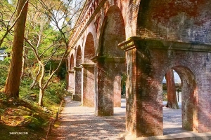 L’aqueduc Suirokako est en fait un canal surélevé qui emmène l’eau depuis le lac Biwa jusqu’au temple. (Photo de Tony Zhao)