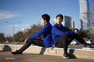 Les danseurs Sam Yang (à gauche) et Louis Liu de la Shen Yun North America Company prennent l’air devant le Long Center for the Performing Arts à Austin, au Texas. (Photo de Zack Chan)