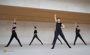 Dancers, from left: Shawn Ren, Antony Kuo, Bill Hsiung, Teo Yin (hiding), and Jun Liang.

(Photo by Ben Chen)