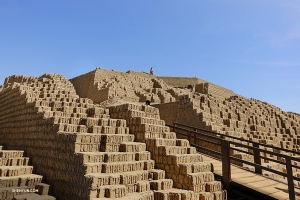 Sementara itu, para pemain mengunjungi Huaca Pucllana, sebuah piramida kuno di Lima, Peru. (Foto oleh Jeff Chuang)