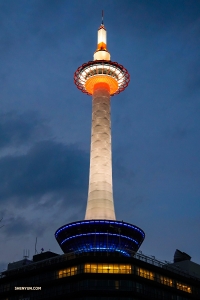 Ondertussen, in Japan, fotografeert danser Felix Sun 's nachts een verlichte Kyoto-toren.