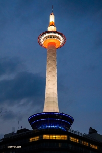 Sementara itu, di Jepang, penari Felix Sun membidik Menara Kyoto yang bersinar di malam hari.